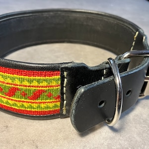 Collier pour chien brodé à la main