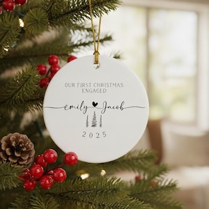 Ornamento personalizzato per il nostro primo Natale di fidanzamento - Primo Natale di matrimonio, Regali ricordo per il signor e la signora, Ornamento con data personalizzata, Regalo per gli sposi