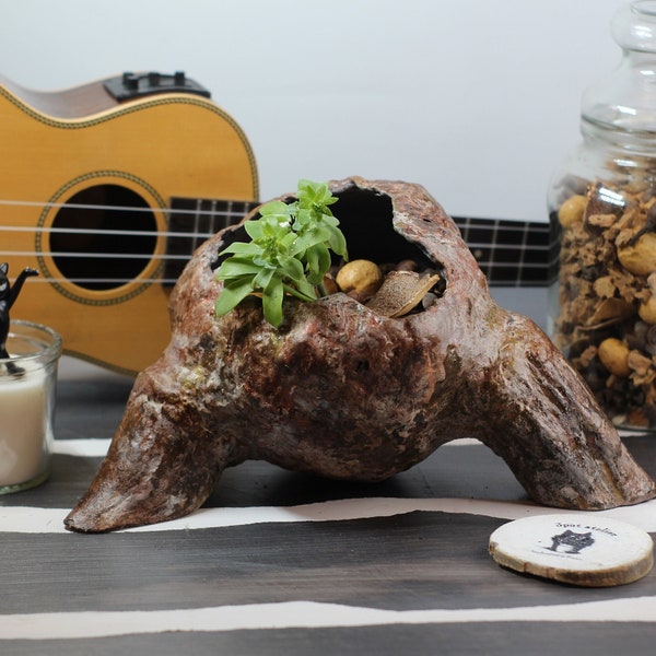 Vase rond 3KI en terre-papier, patine brune et bleue, pieds en bois, vernis alimentaire satiné.