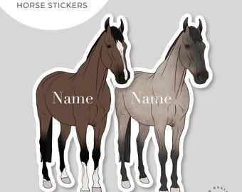 Op de afbeelding: Twee paardenstickers, een bruin en een grijs, met het woord "Naam" op elk. De stickers zijn waterbestendig.
