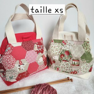 Peut inclure: Deux petits sacs fourre-tout en patchwork avec des anses crème. L'un est rouge avec un motif de chien, l'autre est floral avec un motif d'ours. Le texte "taille xs" est visible. Des aiguilles à tricoter et une pelote de laine sont au premier plan.