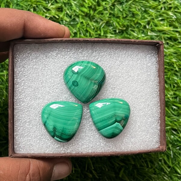 Pierre précieuse malachite naturelle cabochon taille 25 x 25 mm quantité 3 pièces en forme de cœur pour la fabrication de bijoux, dos plat, qualité AAA, vernis sur un côté.