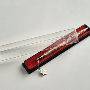 Penna a sfera vintage anni '70 ricamata (usata con cura) – Rarefind Timeless - Penna a sfera retrò, di qualità, solida e decorativa
