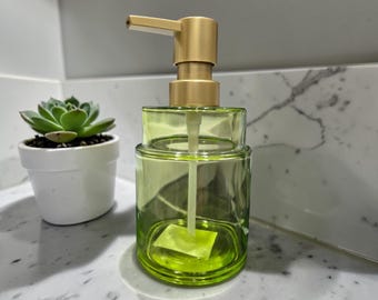Olijfgroen glazen zeepdispenser: modern badkamerdecor