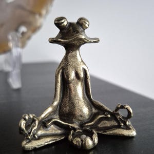 Retro Brass Meditation Zen 5 cm Frog - Yoga Statue – Peaceful Zen Meditating Frog Decor – Home, Desk or Office – Unique Decor