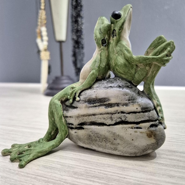 Decorative Figurine on Rock – Garden & Home Decor Statue - Romantic Frog Couple