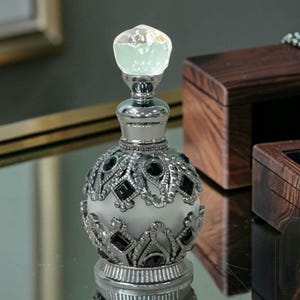 Mini Parfüm Flasche: Glas, Silber Akzente, nachfüllbar, bereit zum Verschenken