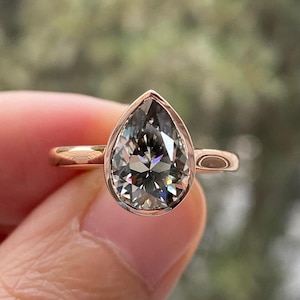 Stunning Elegant 3.0Ct Pear Grey Moissanite Solitaire Engagement Ring 10/14/18K Gold Bezel Setting Ring Wedding And Anniversary Gift For Her