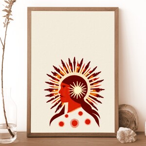 Op de afbeelding: Een ingelijste print van een vrouwenprofiel met een rode en oranje zonneschijn achter haar hoofd. De vrouw heeft lang donker haar en draagt een rode en oranje jurk. De achtergrond is lichtbeige.