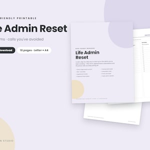 Può includere: Un quaderno di esercizi stampabile intitolato Life Admin Reset con uno schema di colori viola chiaro e crema. Il documento include una copertina e liste di attività per gestire bollette, moduli e telefonate in formato letter e A4.