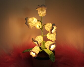 Gestrickte Maiglöckchen Nachtlicht, gehäkelte Maiglöckchen Lampe, gehäkelte Blume im Topf, Wohnkultur, Geburtstagsgeschenk, Muttertagsgeschenk