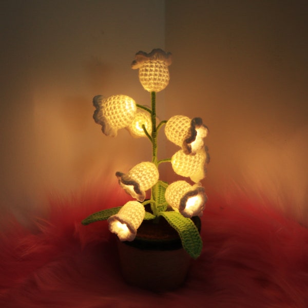 Veilleuse de muguet en tricot, lampe de muguet au crochet, fleur en pot au crochet, décoration d'intérieur, cadeau d'anniversaire, cadeau de fête des mères