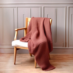 Linen throw blanket, waffle pattern. Linen waffle throw in blue, beige, dusty rose, white, terracotta, pink. Waffle linen bedspread