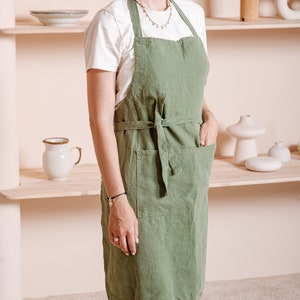 Linen apron with pockets, washed apron for women and men. Hair stylist apron, cute apron. Linen Full apron with pockets. Green