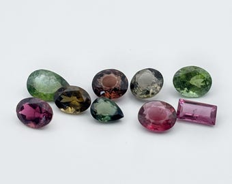 Lote de turmalina natural multicolor de 10,9 quilates, formas variadas y piedras sueltas facetadas.