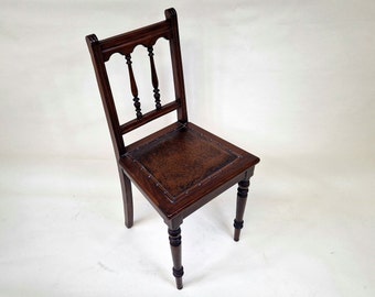 Silla antigua francesa de roble tallado: detalles intrincados, elegancia vintage.