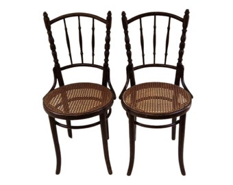 Ensemble de 2 chaises anciennes J. Kohn en bois courbé avec belle patine et assise en sangle