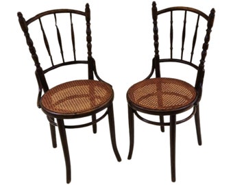 Ensemble de 2 chaises anciennes J. Kohn en bois courbé avec belle patine et assise en sangle