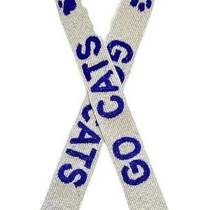 K&ouml;nnte beinhalten: Wei&szlig;er Lanyard mit blauen Pfotenabdr&uuml;cken und dem Text "GO CATS" auf der einen Seite und "SLATS" auf der anderen Seite.
