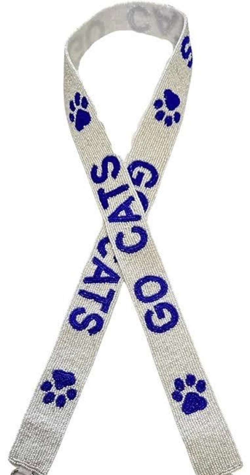 K&ouml;nnte beinhalten: Wei&szlig;er Lanyard mit blauen Pfotenabdr&uuml;cken und dem Text "GO CATS" auf der einen Seite und "SLATS" auf der anderen Seite.