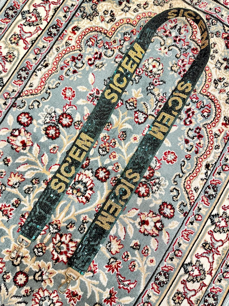 Puede incluir: Dos correas de lentejuelas verdes y doradas con la palabra "SICEM" repetida en cada correa. Las correas est&aacute;n sobre una alfombra estampada.