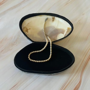 Portagioie artigianale di alta qualità - realizzato a mano con conchiglie di vongole perlate, frammenti di abalone, legno e pelliccia nera