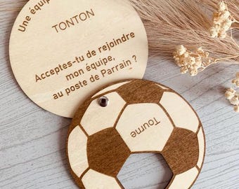 Demande parrain football personnalisée – Carte ou porte-clé en bois – Cadeau baptême ou naissance – Annonce originale parrain fan de foot