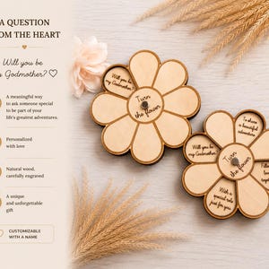 Peut inclure: Deux cartes en bois clair en forme de fleur avec des pétales rotatifs. Le centre de chaque fleur porte l'inscription "Turn the flower". Un pétale de la fleur de gauche indique "Will you be my Godmother?". La fleur de droite porte du texte.