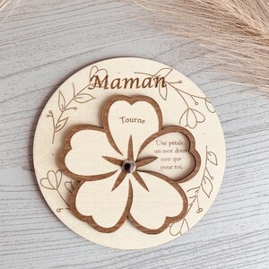 Carte à Message Tournante – "Maman" en Fleur Gravée sur Bois