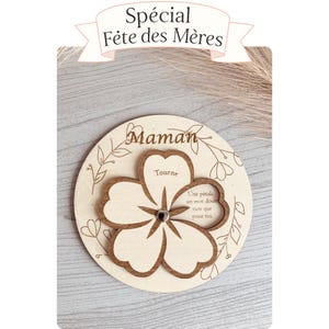Carte à Message Tournante – "Maman" en Fleur Gravée sur Bois