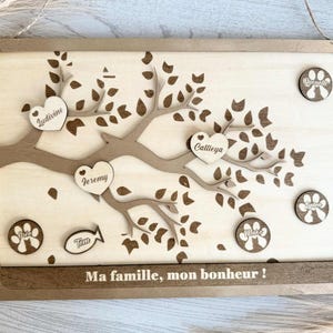 Personalisierter Lebensbaum aus Holz mit Vornamen - Familie, Tiere & Kinder - Gerahmte Wanddekoration - Einzigartiges und symbolisches Geschenk