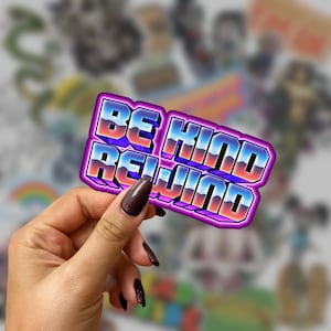 Be Kind Rewind Jaren 80 Retro Vinyl Spatwaterdichte hoogwaardige vinylsticker - Fiets, scooter, helm, laptop, lunchbox, waterfles, auto etc.