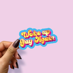 Weer homo wakker! Een levendige en kleurrijke sticker, verkrijgbaar in waterdicht holografisch, glanzend of mat vinyl van 2, 3 of 4 inch breed