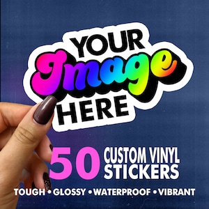 Könnte beinhalten: Eine Packung mit 50 individuellen Vinyl-Aufklebern mit dem Text "YOUR Image HERE" in einer Regenbogen-Gradientenschrift. Die Aufkleber werden als robust, glänzend, wasserdicht und lebendig beschrieben.