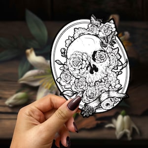 Skull With Roses #1 - 4.2" x 5.2" Splash Proof Matte Vinyl Sticker - Een prachtige gotische sticker perfect voor een laptop, lunchbox, waterfles.