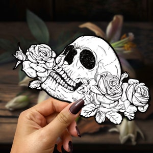 Schedel met rozen #2 - 5,5 x 3 inch waterdichte vinylsticker - een prachtige gotische sticker, perfect voor een laptop, lunchbox, waterfles enz.