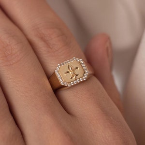Anillo de sello de flor de lis de oro macizo auténtico / Anillo elegante de oro para mujer / Regalo para el Día de la Madre / Anillo delicado y llamativo / Regalo para ella