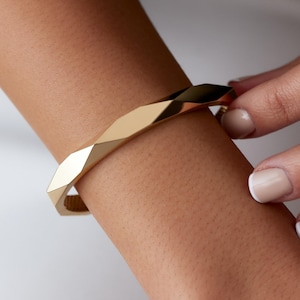 14K Solid Gold Geometric Bangle Bracelet – Modern and Elegant Statement Jewelry for Women