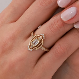 Anillo Art Déco de Oro: Joya con Circonita Baguette