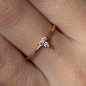 Delicato anello in oro massiccio: gioielli raffinati e minimalisti impilabili
