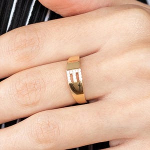 Anel de ouro maciço com inicial E para mulheres – Anel de ouro verdadeiro 8k, 9k, 10k, 14k e 18k com pedras – Joia de presente personalizada, anel de ouro personalizado