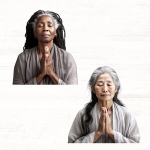 Puede incluir: Dos mujeres con cabello gris est&aacute;n meditando con los ojos cerrados. Ambas visten ropa gris y tienen las manos juntas frente a sus pechos.