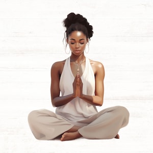 Pode incluir: Uma mulher com cabelo castanho escuro est&aacute; sentada em uma postura meditativa com as m&atilde;os juntas na frente do peito. Ela est&aacute; vestindo um top branco de al&ccedil;a e cal&ccedil;as bege. O fundo &eacute; uma superf&iacute;cie de madeira branca.
