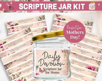 Könnte beinhalten: Ein Glasgefäß mit goldenem Deckel und einem Etikett mit der Aufschrift "Daily Devotion Scripture Jar for Moms". Das Gefäß ist von kleinen Karten mit Blumenmustern und Bibelversen umgeben. Die Karten sind perfekt für ein Muttertagsgeschenk.