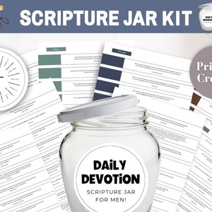 Puede incluir: Un kit imprimible para crear un frasco de versículos bíblicos. El kit incluye un frasco, un spinner y varias hojas de papel con versículos bíblicos. El frasco está etiquetado como "Daily Devotion Scripture Jar for Men!" y el kit se titula "Scripture Jar Kit".