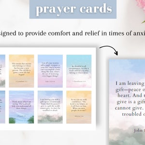 K&ouml;nnte beinhalten: Ein Satz druckbarer Gebetskarten mit einem sanften Aquarellhintergrund und inspirierenden Zitaten und Bibelversen. Die Karten zeigen eine Vielzahl von Farben, darunter Blau, Rosa und Gelb. Der Text auf den Karten ist in Schwarzwei&szlig;. Die Karten sind so konzipiert, dass sie Trost und Erleichterung in Zeiten der Angst bieten.