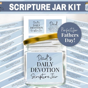 Op de afbeelding: Een blauwe en witte schrift-glazen potset met een gouden deksel. De pot heeft een etiket met de tekst "Dad's Daily Devotion Scripture Jar". De set bevat verschillende kaarten met daarop gedrukte Bijbelteksten. De tekst "Perfect voor Vaderdag!" is gedrukt op een blauwe cirkel.