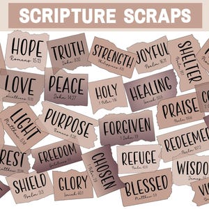 Könnte beinhalten: Eine Sammlung von 24 zerrissenen Papierfetzen mit inspirierenden Worten und Bibelversen in schwarzer Schrift auf einem Farbverlaufshintergrund aus Rosa, Pfirsich und Braun. Die Wörter umfassen: Glaube, Hoffnung, Wahrheit, Stärke, Fröhlich, Schutz, Vertrauen, Freude, Liebe, Frieden, Heilig, Heilung, Lobpreis, Trost, Gnade, Licht, Zweck, Vergeben, Erlöst, Geliebt, Mut, Ruhe, Freiheit, Auserwählt, Zuflucht, Gesegnet, Weisheit und Sieg.