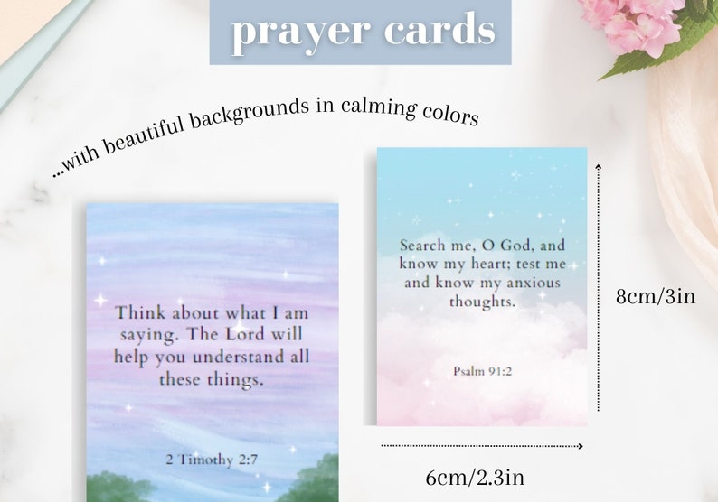K&ouml;nnte beinhalten: Zwei Gebetskarten mit Aquarellhintergr&uuml;nden in beruhigenden Farben. Die erste Karte hat einen rosa und blauen Hintergrund mit dem Text "Denke dar&uuml;ber nach, was ich sage. Der Herr wird dir helfen, all diese Dinge zu verstehen. 2 Timotheus 2,7". Die zweite Karte hat einen blauen und rosa Hintergrund mit dem Text "Erforsche mich, Gott, und erkenne mein Herz; pr&uuml;fe mich und erkenne meine &auml;ngstlichen Gedanken. Psalm 91,2". Die Karten sind 6 cm x 8 cm gro&szlig;.
