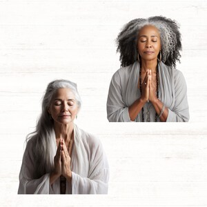 Puede incluir: Dos mujeres con cabello gris est&aacute;n meditando con los ojos cerrados. Ambas visten ropa blanca y tienen las manos juntas frente a ellas.
